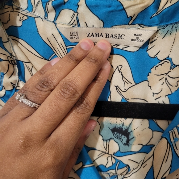 Zara Blue Cream Fitted Floral Buttoned Blouse. Size S - Picture 4 of 4